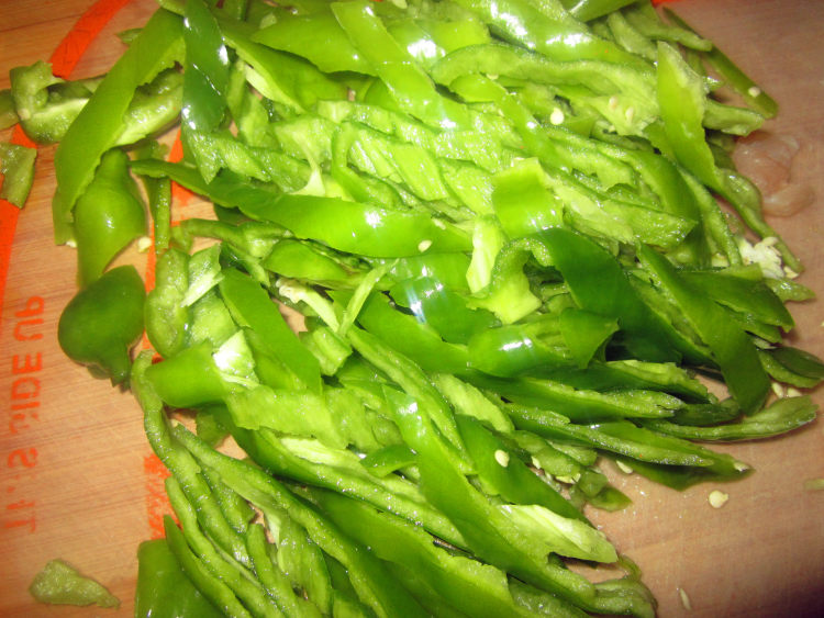 小炒青辣椒鸡丝步骤1