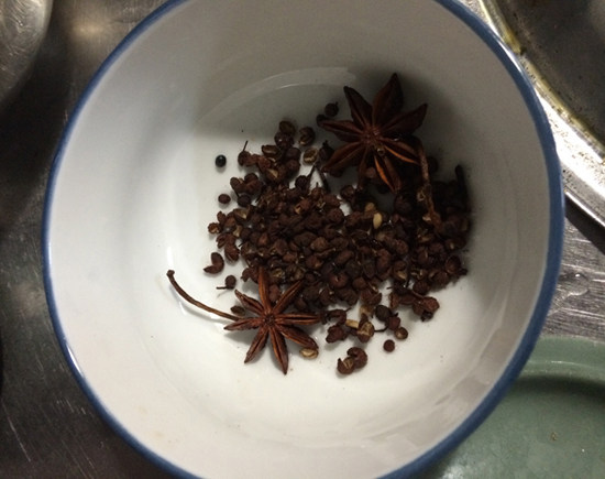 香菇焖鸡肉步骤3