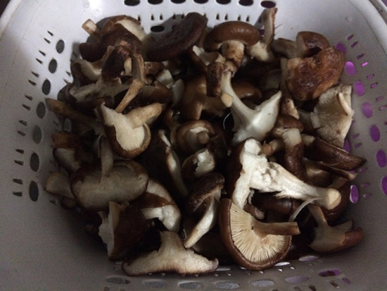 香菇焖鸡肉步骤1