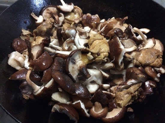 香菇焖鸡肉步骤7