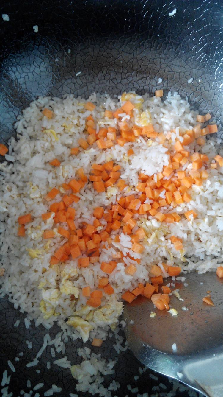 鸡丁蛋炒饭步骤5