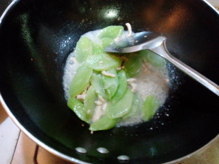 莴笋炒鸡肉步骤6