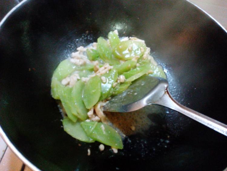 莴笋炒鸡肉步骤7