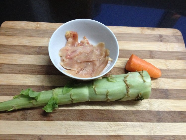 莴笋炒鸡片步骤1