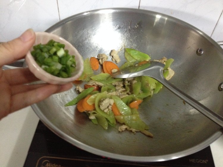 莴笋炒鸡片步骤8