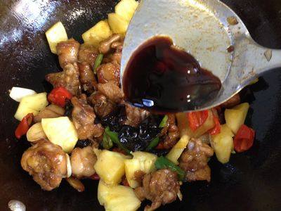 菠萝炒鸡步骤9