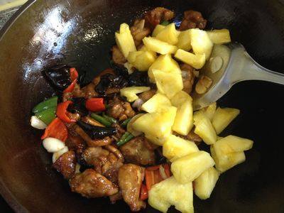 菠萝炒鸡步骤8