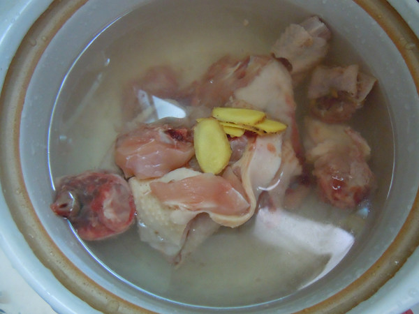 红酒炖草根汤步骤3
