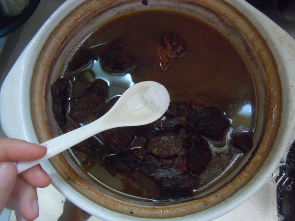 红酒炖草根汤步骤6