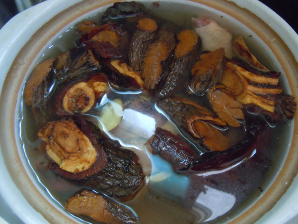 红酒炖草根汤步骤5