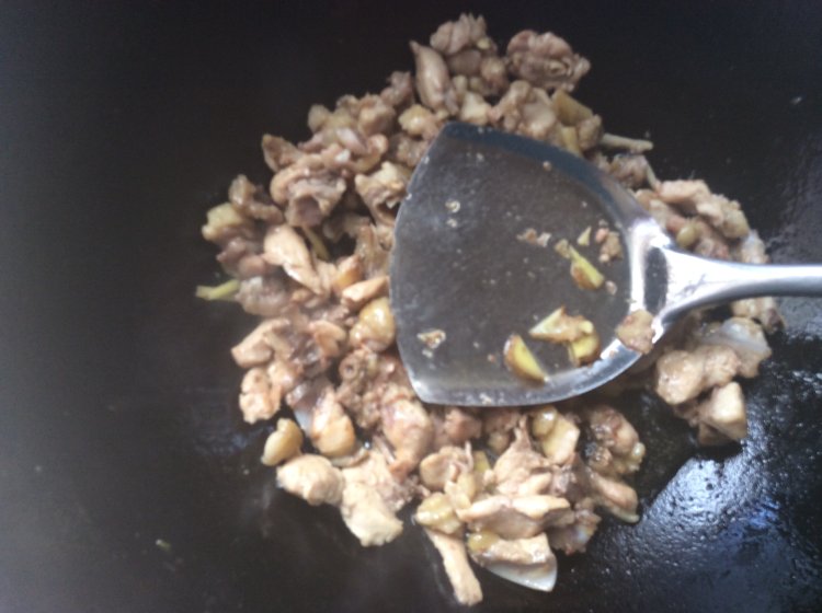 家常炒鸡肉步骤4