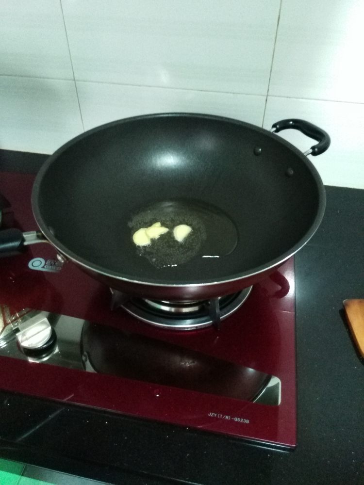 老抽啤酒焖鸡步骤2