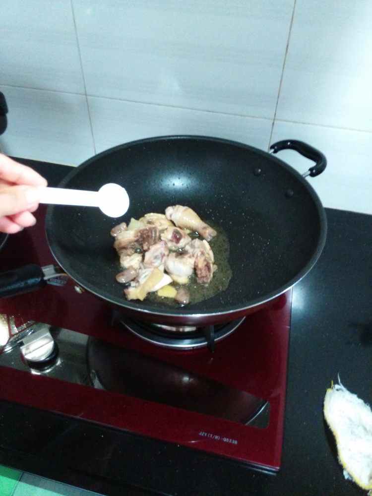 老抽啤酒焖鸡步骤4