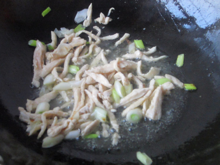 韭菜苔炒鸡丝步骤6