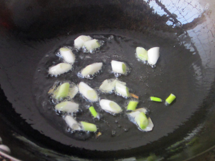 韭菜苔炒鸡丝步骤5