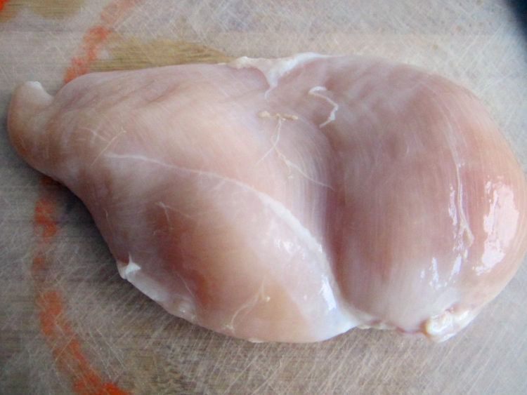 香煎鸡肉步骤1