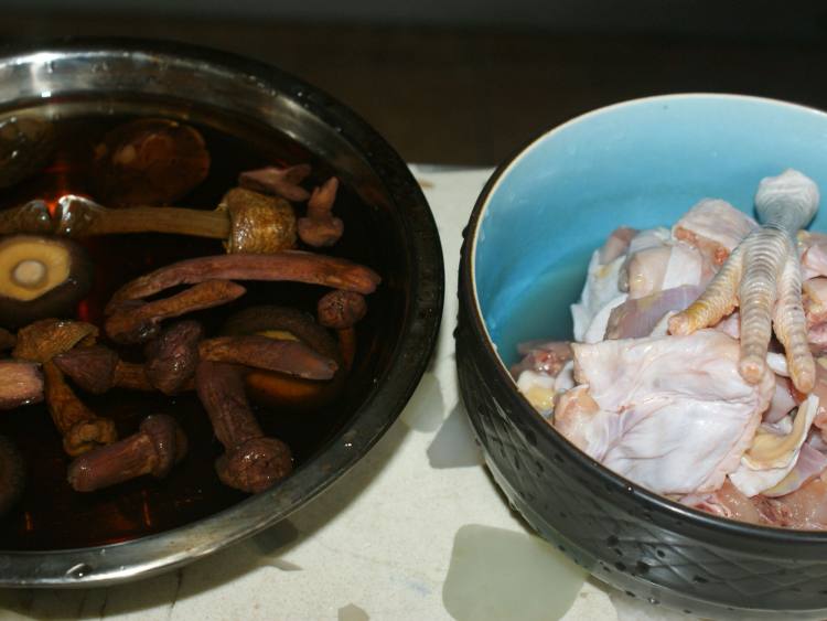 野菌蒸鸡步骤1