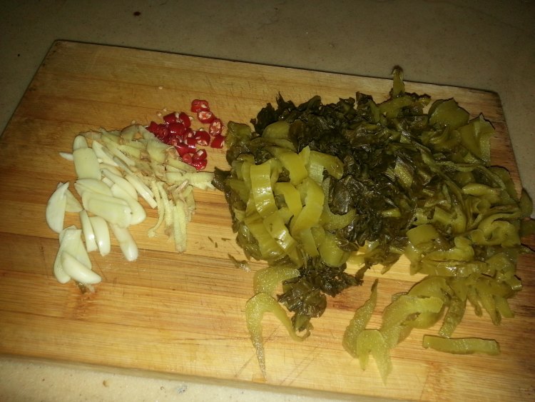 酸菜炒鸡肉步骤2