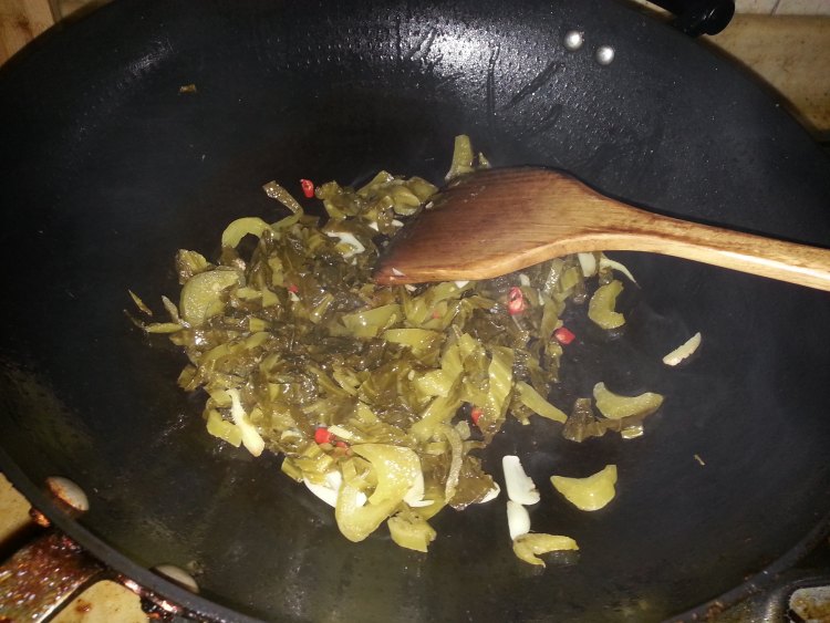 酸菜炒鸡肉步骤4