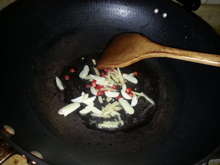 酸菜炒鸡肉步骤3