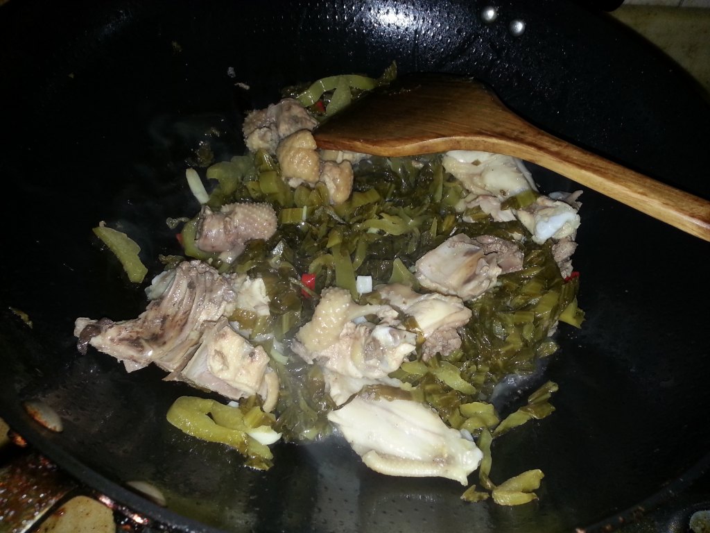 酸菜炒鸡肉步骤5
