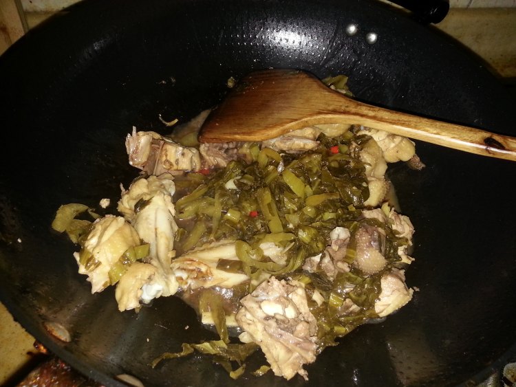 酸菜炒鸡肉步骤6