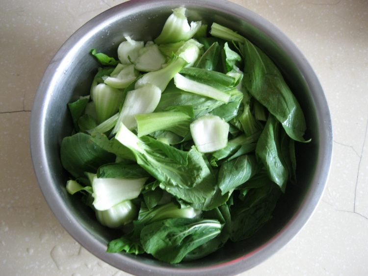 木耳油菜炒鸡肉步骤1