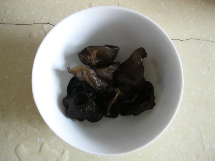 木耳油菜炒鸡肉步骤2