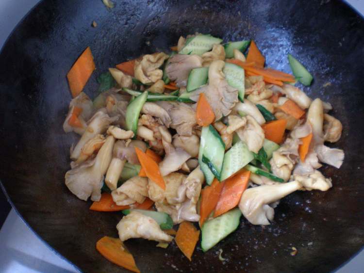 鸡肉虾仁炒黄瓜步骤12