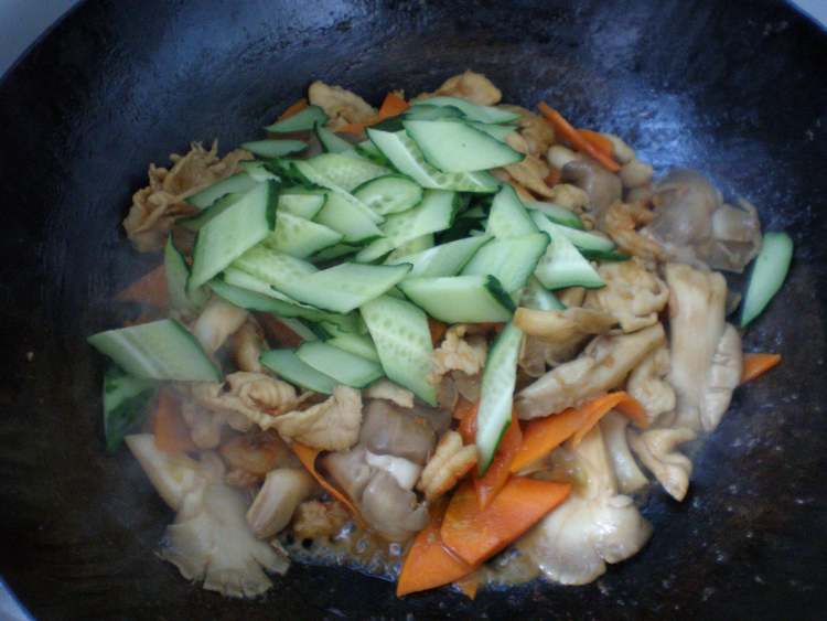 鸡肉虾仁炒黄瓜步骤11
