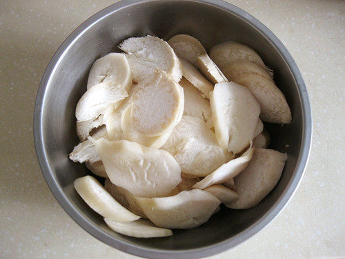 清炒蘑菇鸡肉步骤1