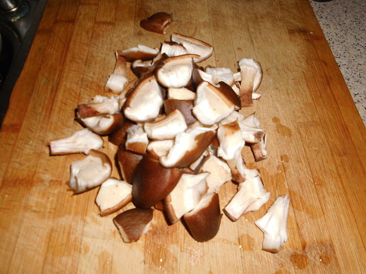 香菇炒鸡肉步骤1