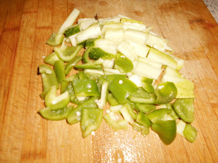 香菇炒鸡肉步骤3