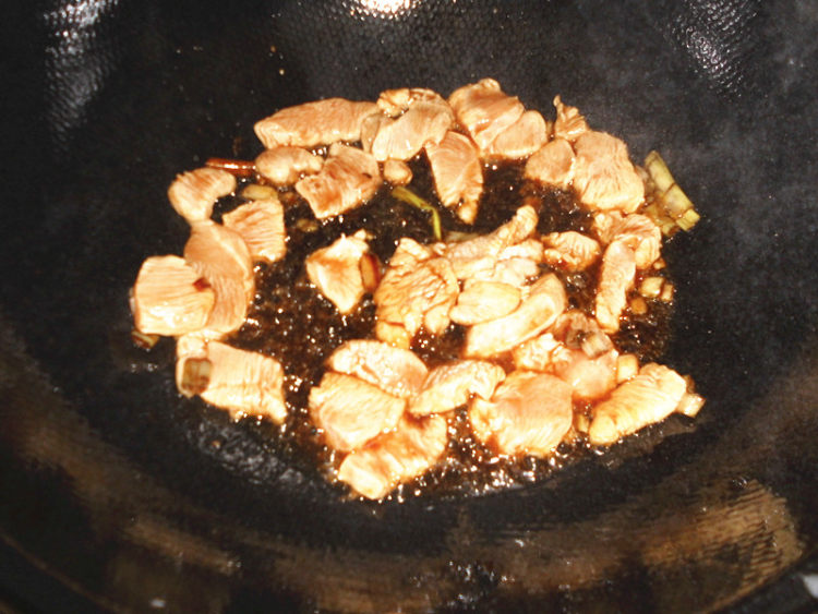 香菇炒鸡肉步骤6