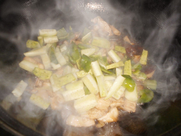 香菇炒鸡肉步骤8