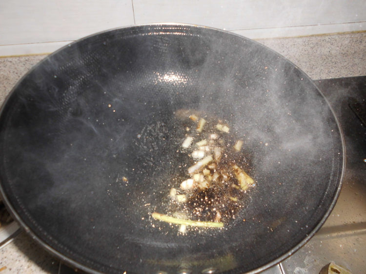 香菇炒鸡肉步骤5