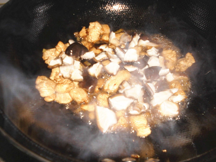 香菇炒鸡肉步骤7