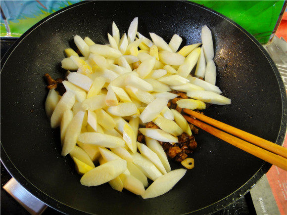 白笋炒鸡肉步骤4