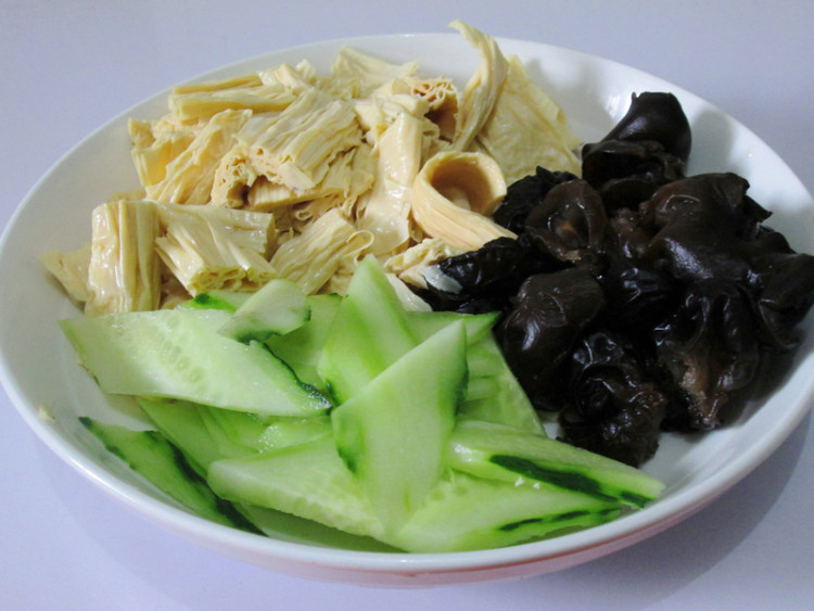 鸡肉腐竹炒木耳步骤3