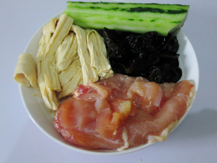 鸡肉腐竹炒木耳步骤1