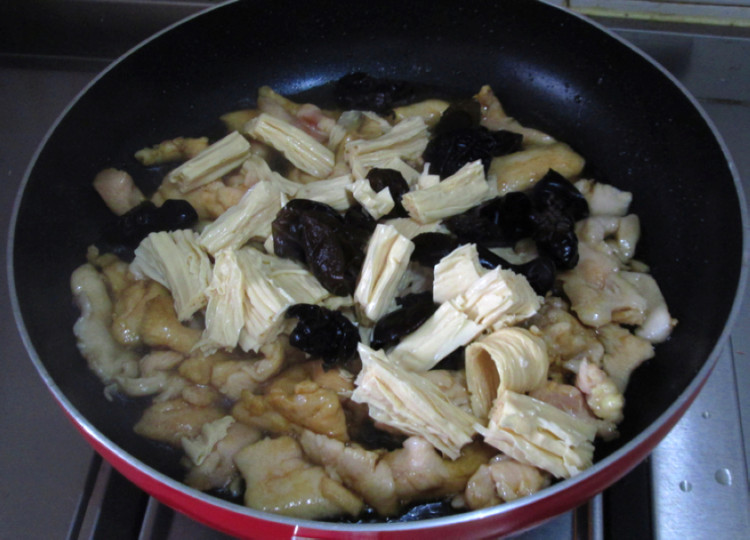 鸡肉腐竹炒木耳步骤6