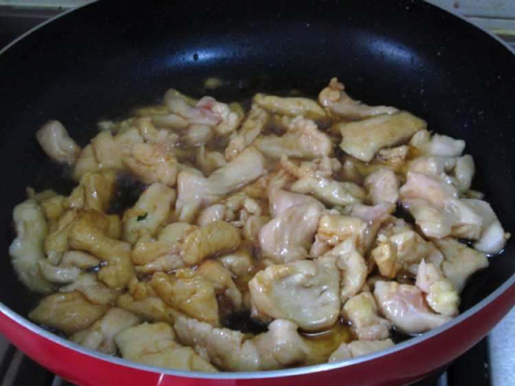 鸡肉腐竹炒木耳步骤5