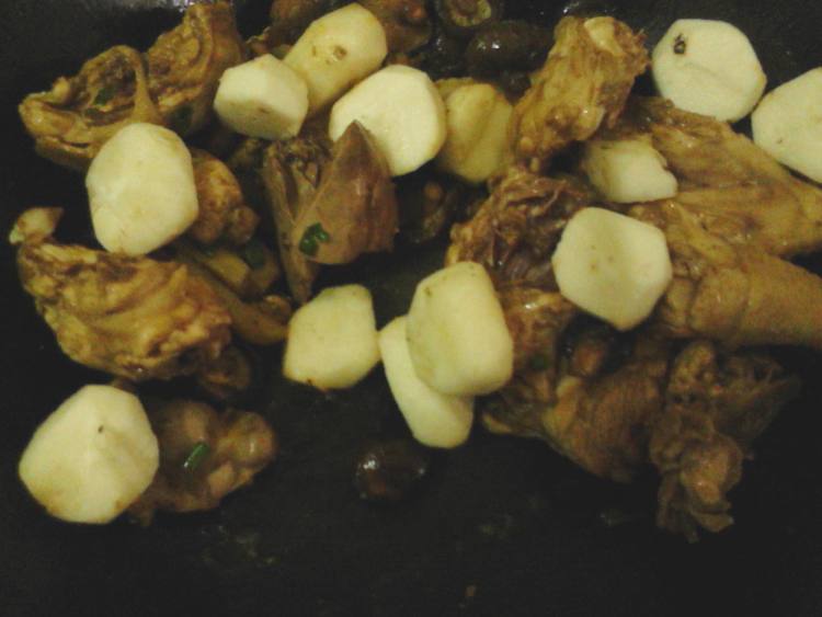 香菇马蹄炒鸡肉步骤4