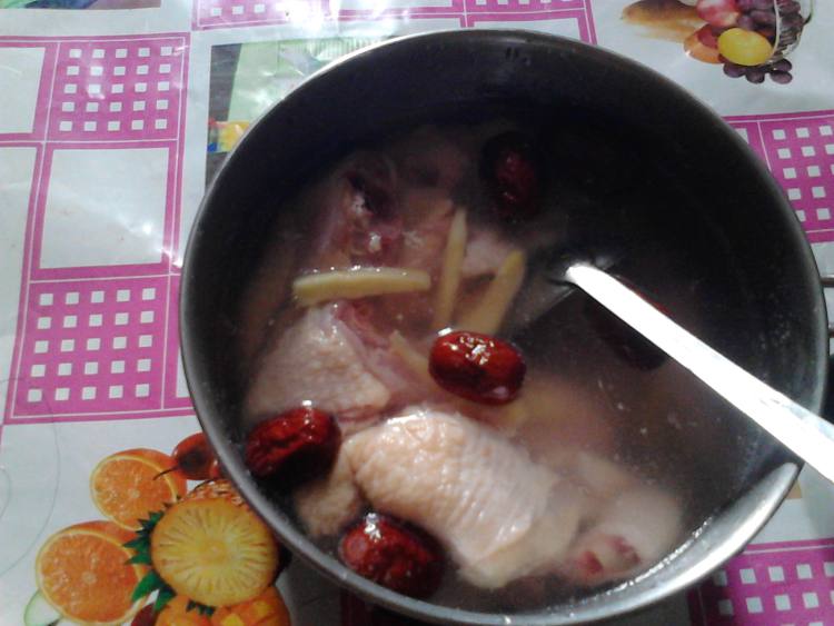 玉米芋头炖鸡汤步骤3