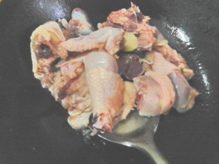 小鸡炖香菇步骤3