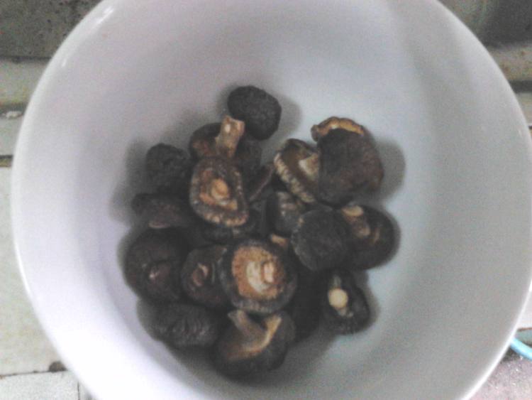 小鸡炖香菇步骤1
