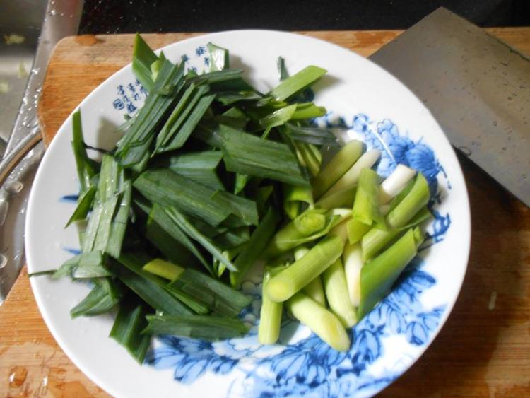 大蒜炒鸡肉步骤2