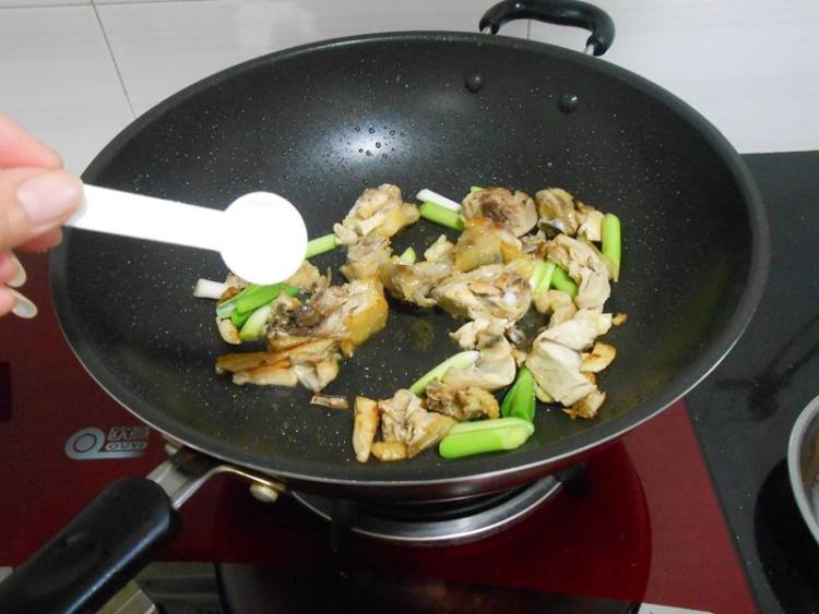 大蒜炒鸡肉步骤6