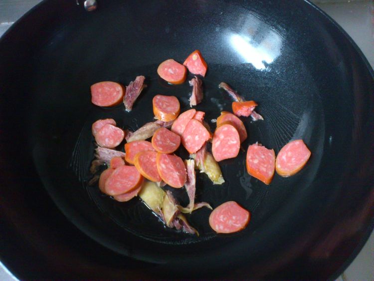 鸡肉红肠豆豉焖饭步骤5