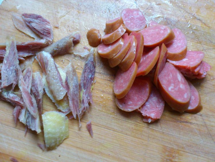 鸡肉红肠豆豉焖饭步骤3